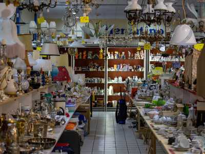 ...e sulla sinistra la variopinta area dell'oggettistica